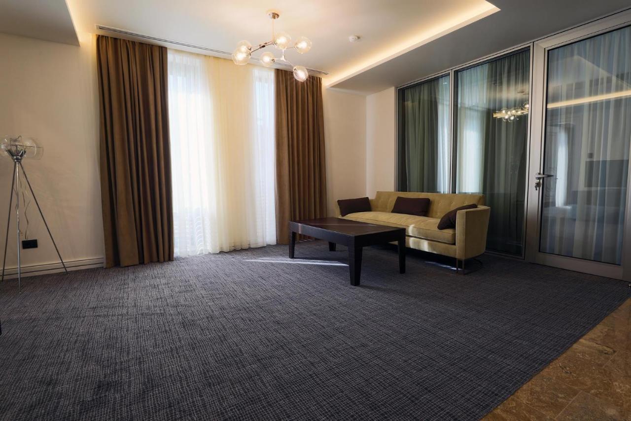 יירבאן Aghababyan'S Hotel מראה חיצוני תמונה A room with carpet